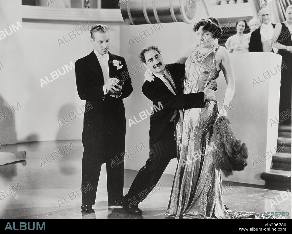 GROUCHO MARX y MARGARET DUMONT en SOPA DE GANSO, 1933 (DUCK SOUP), dirigida por LEO MCCAREY. Copyright PARAMOUNT PICTURES.