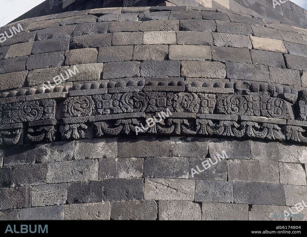 DETALLE DE LA DECORACION CON MOTIVOS ORIENTALES DE LA GRAN STUPA  DEL TEMPLO DE BOROBUDUR- SANTUARIO.