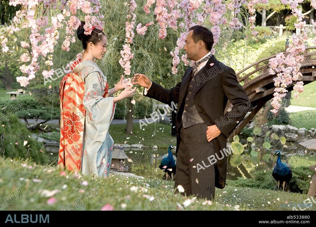 KEN WATANABE and ZIYI ZHANG in MEMOIRS OF A GEISHA, 2005, directed by ROB MARSHALL. Copyright COLUMBIA PICTURES / JAMES, DAVID.