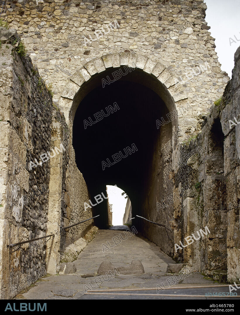ARTE ROMANO. ITALIA. POMPEYA. PUERTA MARINA, antigua puerta de la ciudad, ubicada en el lado occidental de las murallas. Puerta compuesta por dos arcadas: la de la derecha, reservada a los peatones y la izquierda reservada a los animales de carga y a los carros. Detalle de la puerta izquierda. La Campania.