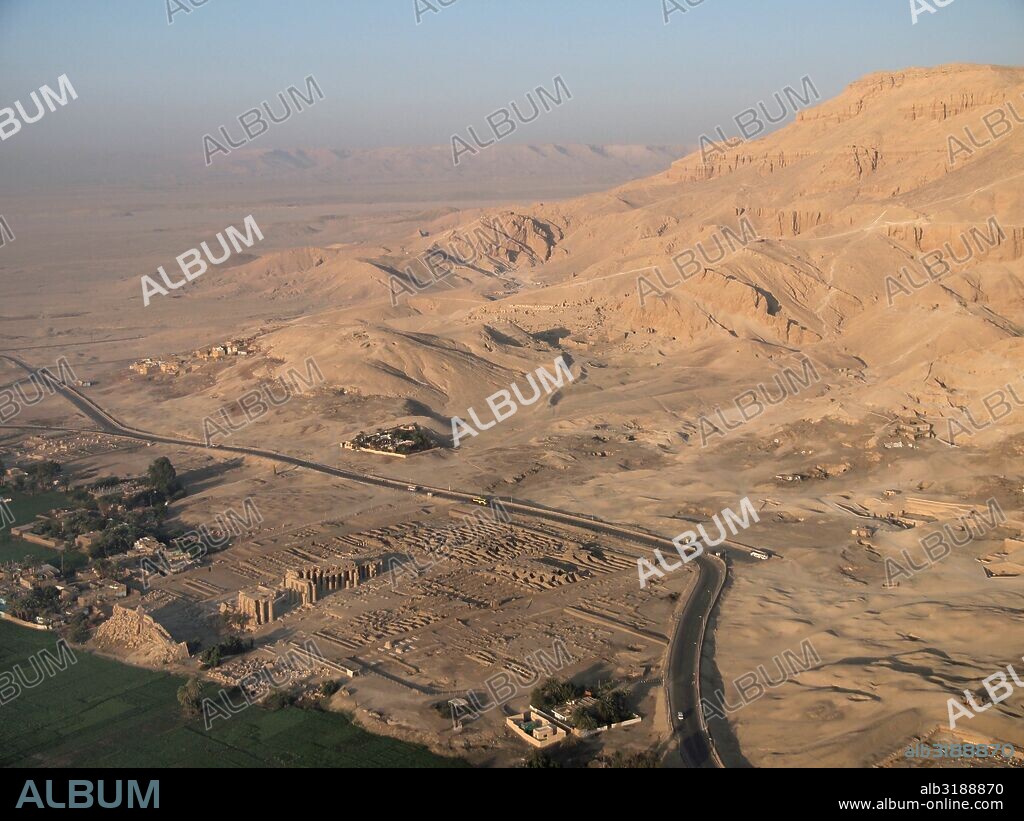 Egipto. Ramesseum. Nombre dado al templo funerario ordenado erigir por Ramsés II, y situado en la necrópolis de Tebas, en la ribera occidental del río Nilo, frente a la ciudad de Luxor.