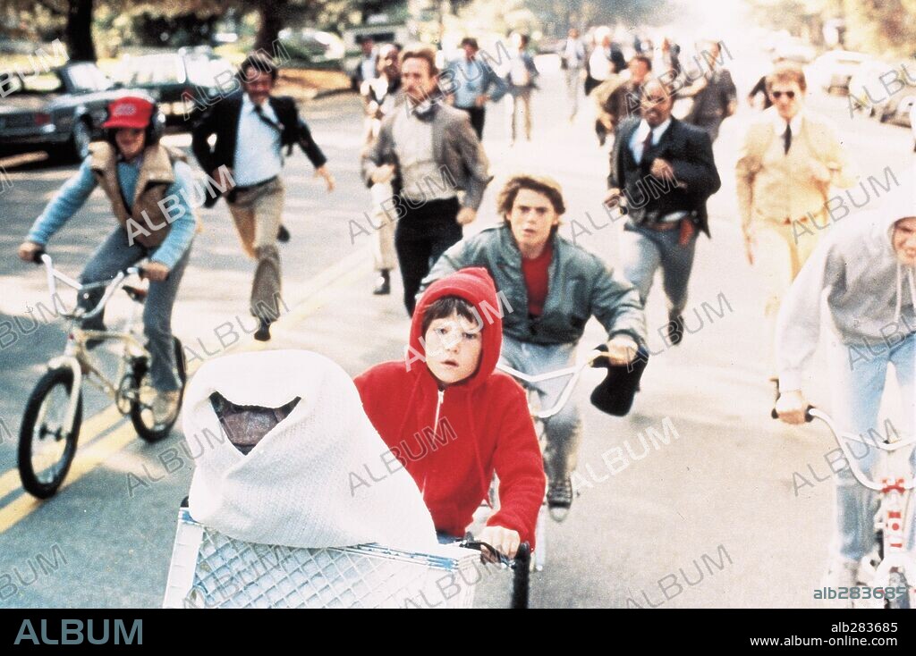 C. THOMAS HOWELL y HENRY THOMAS en E. T. EL EXTRATERRESTRE, 1982 (E. T. THE EXTRA-TERRESTRIAL), dirigida por STEVEN SPIELBERG. Copyright UNIVERSAL PICTURES.