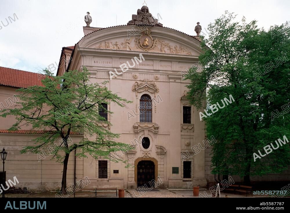 Prag, Kloster Strahov / Bibliothek, Fassade © L. Hammel / A. van der Voort Format / Filmsize: 6 × 9 cm.