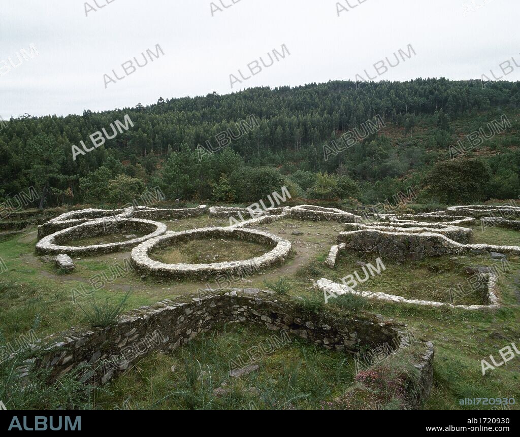 ARTE CELTA. CULTURA DE LOS CASTROS. ESPAÑA. Desarrollada durante la última fase de la Edad del Bronce y la Edad del Hierro en la Meseta y el Oeste peninsular, se caracteriza por sus recintos fortificados de forma circular, provistos de uno o varios MUROS CONCENTRICOS. Vista parcial del CASTRO DE BORNEIRO. CABANA. Provincia de A Coruña. Galicia.
