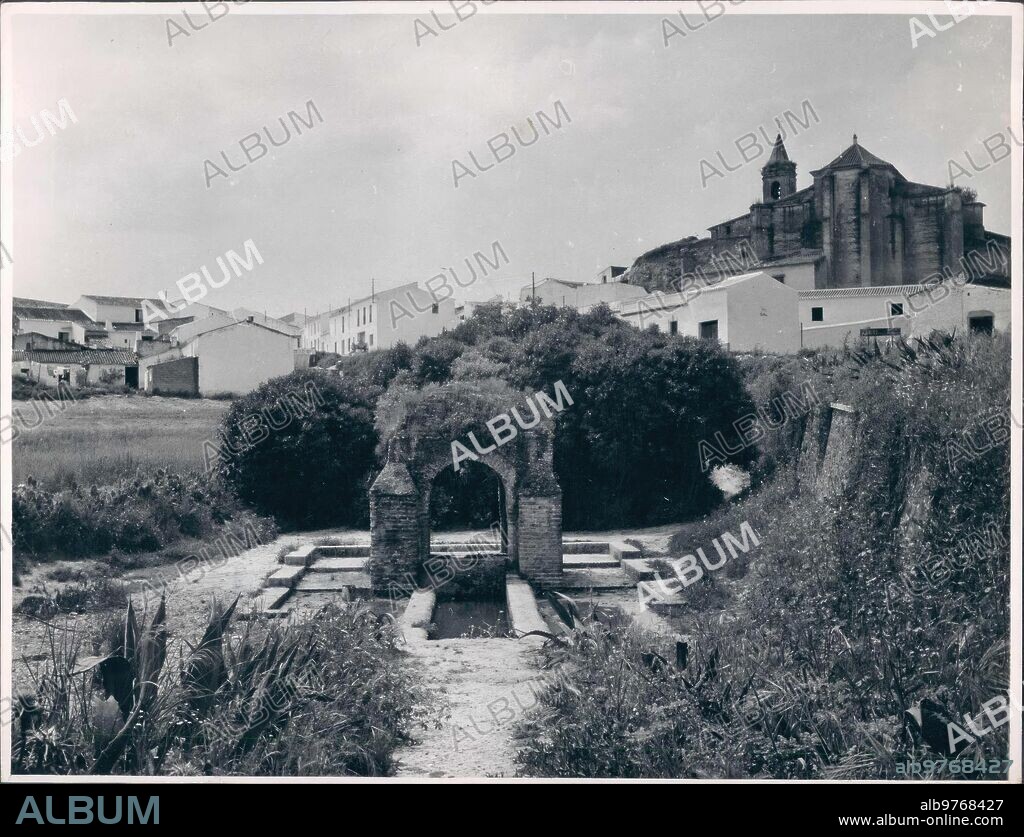1964. Vista de Palos de Moguer o de la Frontera (Huelva) desde la carretera.