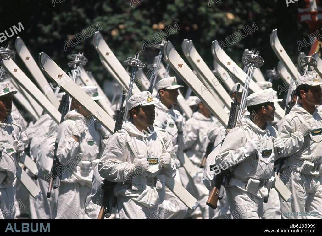 MILITARES ESQUIADORES EN EL DESFILE DE LA VICTORIA DEL AÑO 1963.