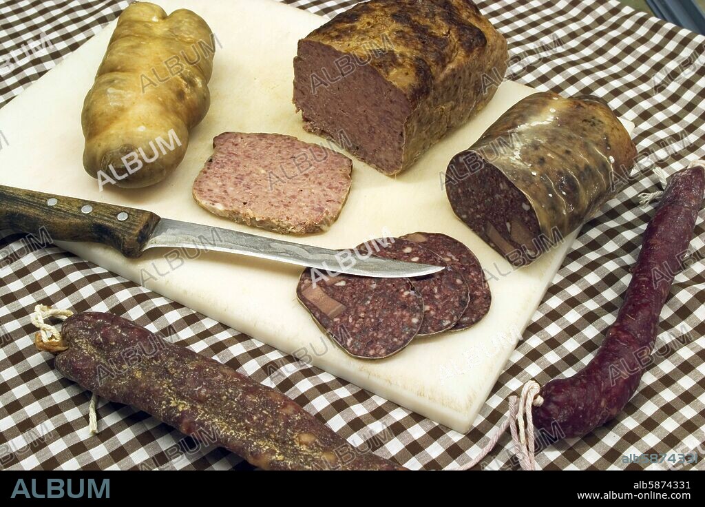 Martinet de Cerdanya ( La Cerdanya); charcutería "Turet"; variedad de embutidos: "bull", paté,  llonganiza, etc.