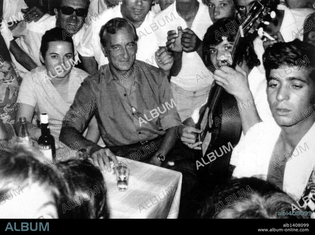 Camarón tocando la guitarra a Manolín Fernández. Año 1969.