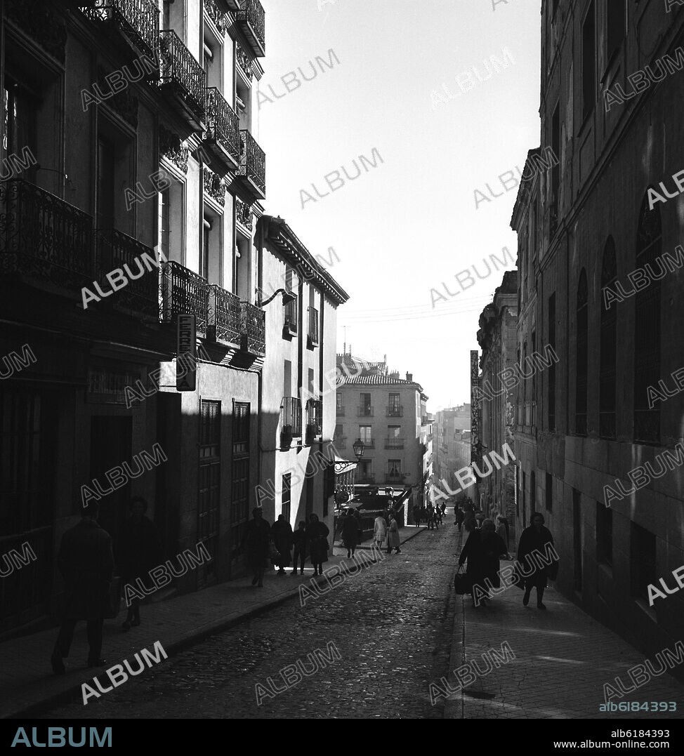 CALLE MESON DE PAREDES - FOTOGRAFIA EN BLANCO Y NEGRO - AÑOS 60.