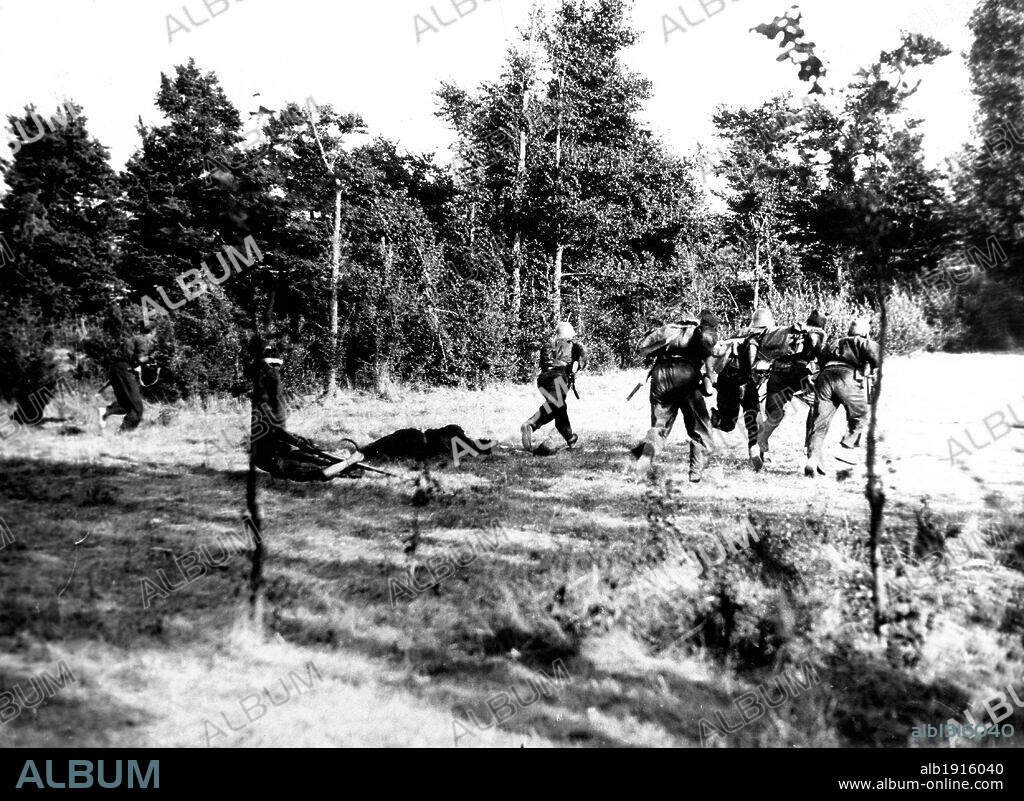 Guerra civil española. Asedio de Madrid. Tropas nacionales al asalto en uno de los combates en la sierra de Guadarrama. Agosto de 1936.