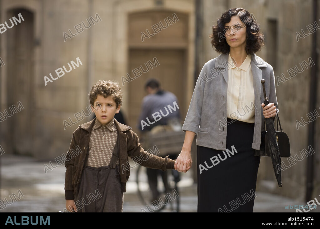MARIBEL VERDU y ROGER PRINCEP en LOS GIRASOLES CIEGOS, 2008, dirigida por JOSE LUIS CUERDA. Copyright ESTUDIOS ORGANIZATIVOS Y PROYECTOS CINEMATOGRAFICOS.