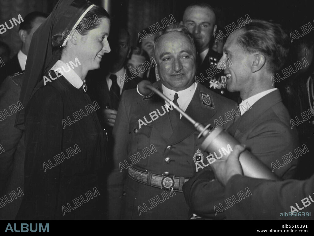 Reich Minister Dr. Goebbles receives honorary secondments German workers and Reichsberufswettkampf-Sieger.How alljarlich so received this time Reich organization conductor Dr. Ley and the Reich Youth guidebook Baldur von Schirach in the hard raumen the Reich Ministry for Volksaufklauung and propaganda at 30.4 professional racing glory secondments of German workers and the Reich winner of the Empire. April 30, 1939. (Photo by Atlantic Photo).