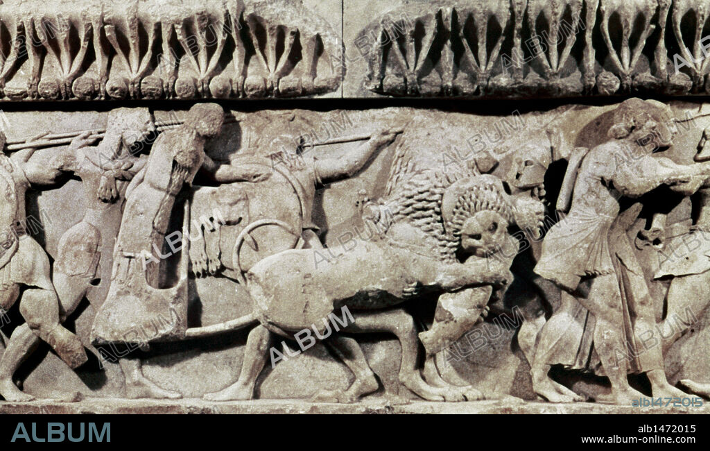 ARTE GRIEGO. GRECIA. "TESORO DE SIFNOS" (524 aC). S. VI aC. Detalle de un relieve que representa un episodio de la GUERRA DE TROYA, con un COMBATE ENTRE GRIEGOS Y TROYANOS. Procede de la ciudad de Delfos. Museo Arqueológico de Delfos.
