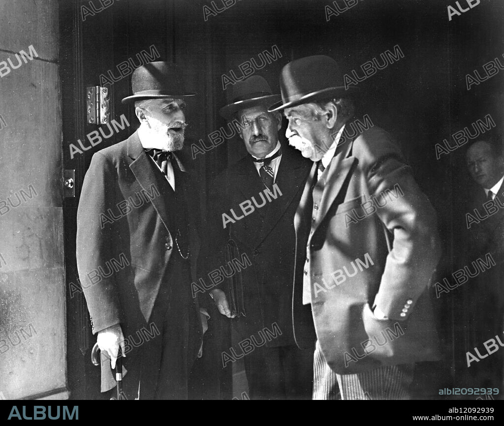M.BRIAND FEELS SERIOUS : The momentous Seven-Power conference on the German Loan question opened at the Foreign Office in London, with the Prime Minister, Mr Ramsay Macdonald as chairman. Photo Shows: M.Briand (right) and M.Fleuriau, the French Ambassador, indulge in a serious discussion on the conference situation, as the French delegation left the Charlton Hotel, London, for the Foreign Office. United Kingdom 1931.