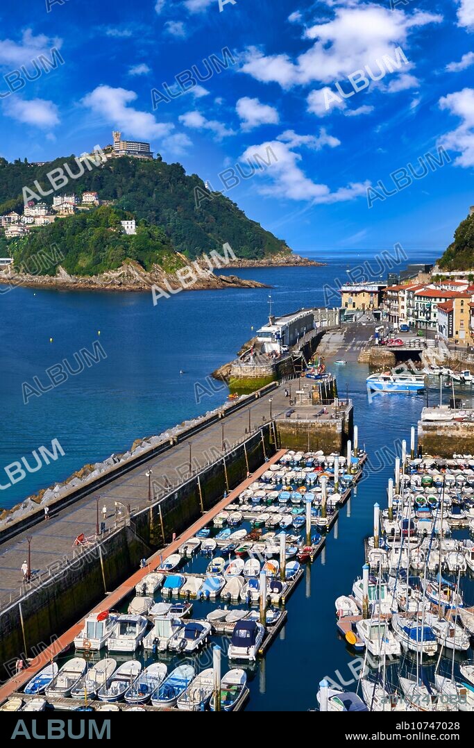 Vista del Puerto de Donostia y la Bahia de La Concha, al fondo la Isla Santa Clara y el Monte Igeldo, Donostia, San Sebastian, Ciudad cosmopolita de 187.000 habitantes, destaca por su gastronomía, playas urbanas y edificios inspirados en la arquitectura parisina, Gipuzkoa, Basque Country, Spain, Europe.