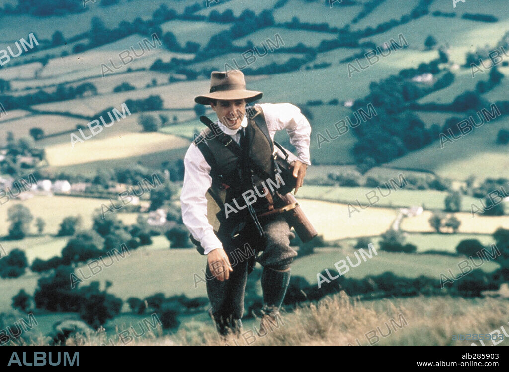 HUGH GRANT en EL INGLES QUE SUBIO UNA COLINA PERO BAJO UNA MONTAÑA, 1995 (THE ENGLISHMAN WHO WENT UP A HILL BUT CAME DOWN A MOUNTAIN), dirigida por CHRISTOPHER MONGER. Copyright MIRAMAX.