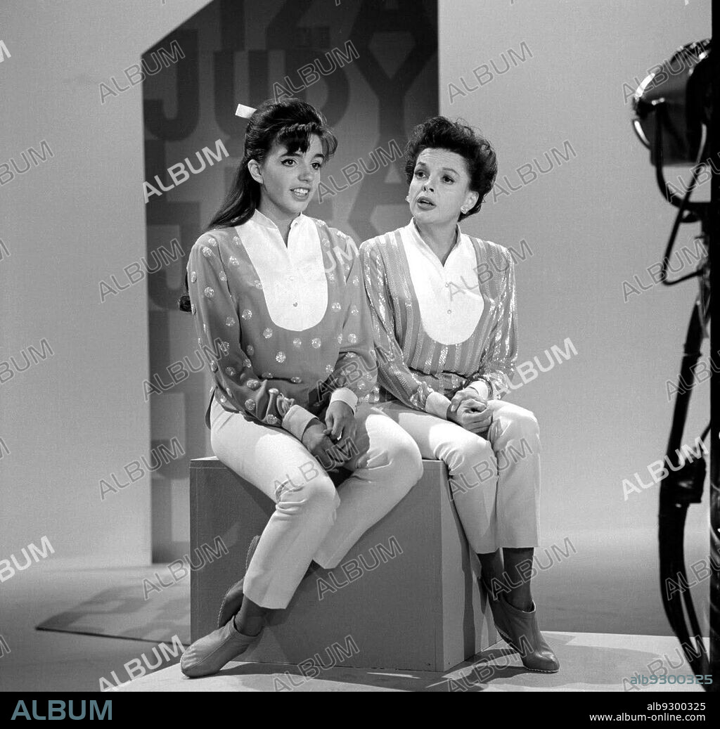 JUDY GARLAND and LIZA MINNELLI in THE JUDY GARLAND SHOW, 1963, directed by BILL HOBIN. Copyright CBS TELEVISION NETWORK.