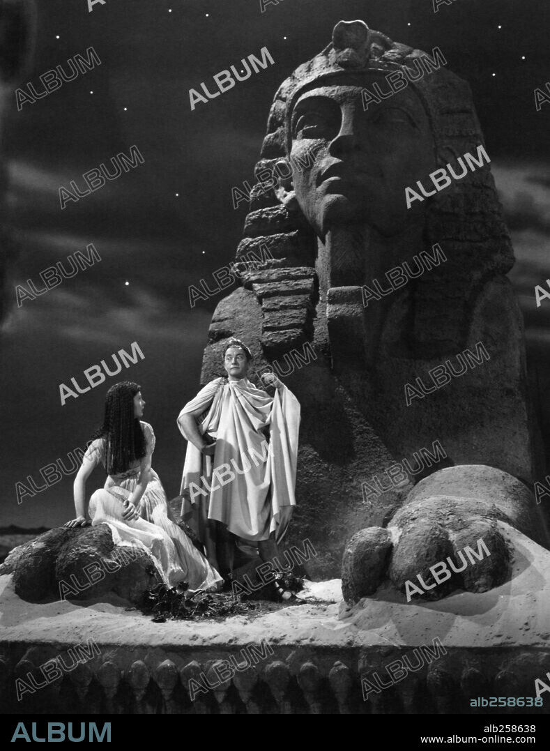 GAIUS JULIUS CAESAR, Cleopatra, VIVIEN LEIGH und CLAUDE RAINS. CLAUDE RAINS und VIVIEN LEIGH in CAESAR AND CLEOPATRA, 1945, unter der Regie von GABRIEL PASCAL. Copyright UNITED ARTISTS / NEWTON, WILFRID.