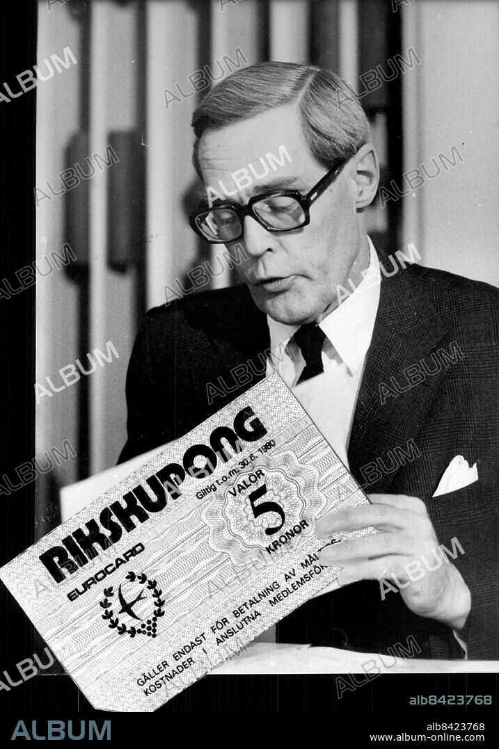 Stockholm 1976-01-01. Riksskatteverkets generaldirektör Gösta Ekman med en Rikskupong. Foto: Gunnar Lundmark / SvD / TT / kod 12014.