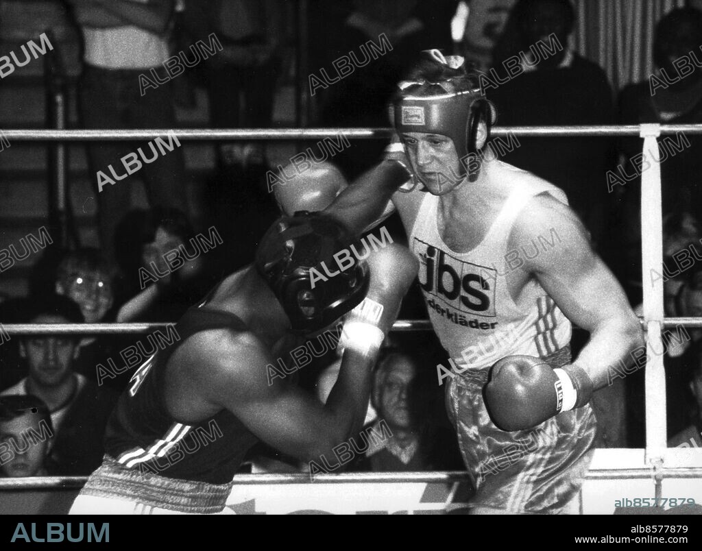 ©SCANPIX SWEDEN, 1985.. Svensken som stod upp mot Mike Tyson.. Bilden: Håkan Brock (t.h.) i aktion mot okänd boxare.. Foto: Lennart Nygren/SCANPIX. Code: 30132.