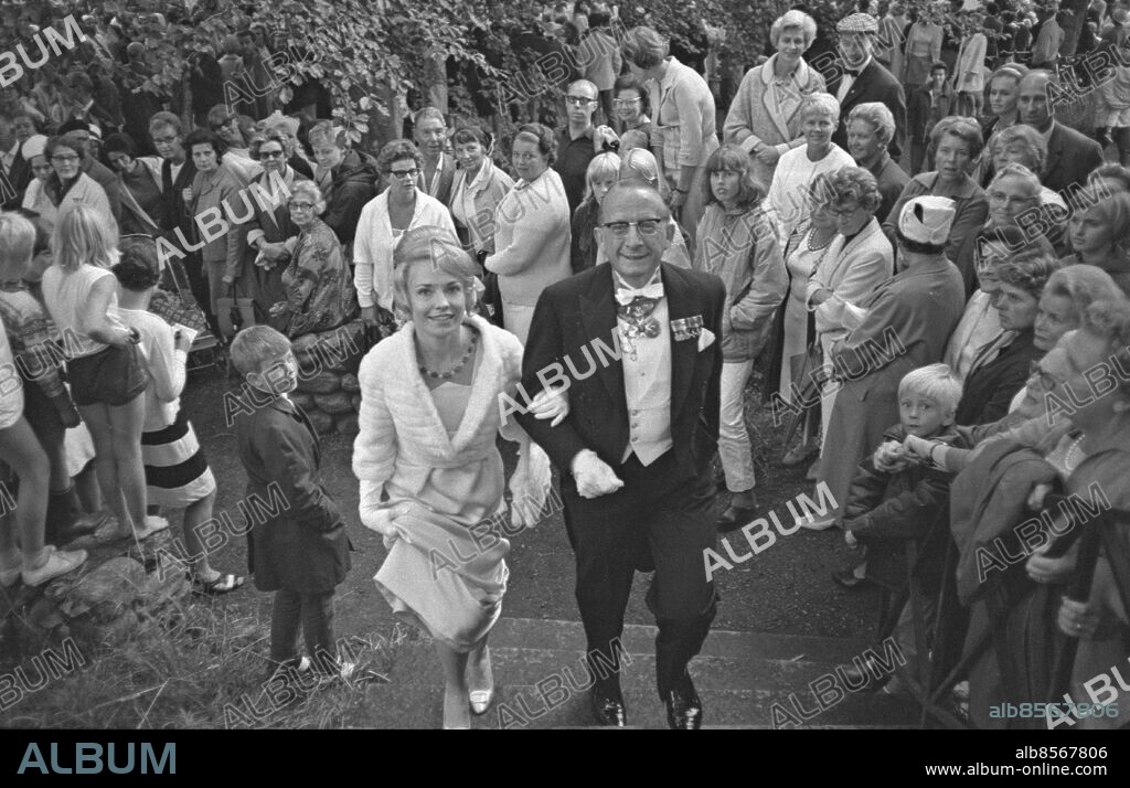 Göteborg 1967-08-10 - Bröllop - troligen i Särö kyrka - Dan Broström gifter sig - här anländer pappa Dan-Axel med sin trolovade Heidi Boyce - *** Local Caption *** Kamerareportage. PELLE LUND.