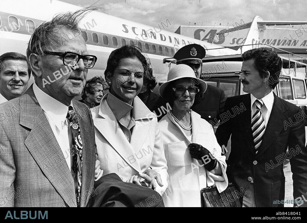 FILE STOCKHOLM 19760617. Silvia Sommerlath meets her parents Walther and Alice and her brother Joerg at Arlanda airport, two days ahead of her wedding to Swedish King Carl XVI Gustaf.. Foto: Lasse Jansson / XP / SCANPIX / code 22.