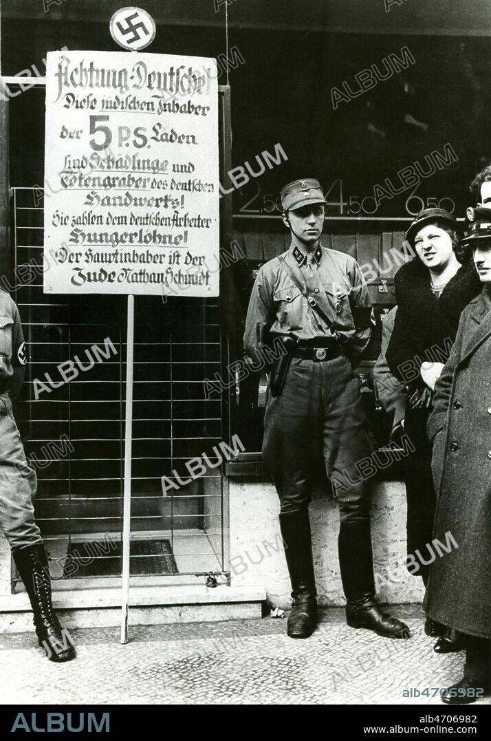 Appel au Boycott des magasin juifs en Allemagne. Photographie anonyme de 1933. Credit : Collection KHARBINE-TAPABOR.