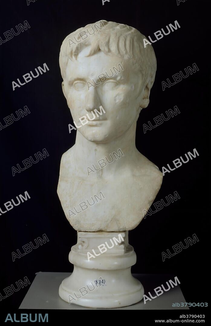 Taller romano / 'El emperador Augusto (tipo Primaporta)'. 14 - 37. Mármol blanco, 67 x 29 cm.