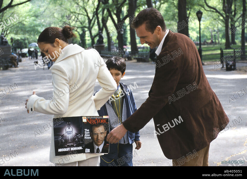 JENNIFER LOPEZ, RALPH FIENNES y TYLER POSEY en SUCEDIO EN MANHATAN, 2002 (MAID IN MANHATTAN), dirigida por WAYNE WANG. Copyright COLUMBIA PICTURES.