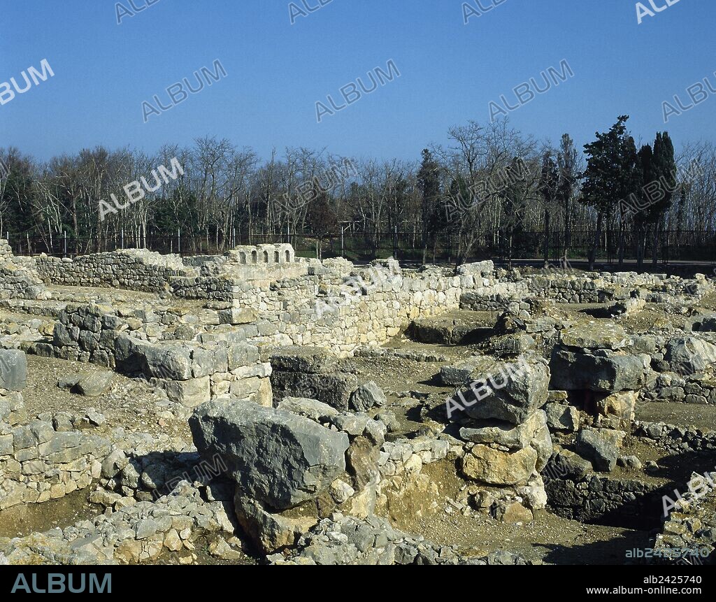 ARTE GRIEGO. ESPAÑA. NEAPOLIS GRIEGA. Panorámica de los restos arqueológicos del STOA (siglo II a. C.), edificio porticado destinado a actividades comerciales y sociales que se encontraba junto al AGORA. EMPURIES. Provincia de Girona. Comarca del Alt Empordà. Cataluña.