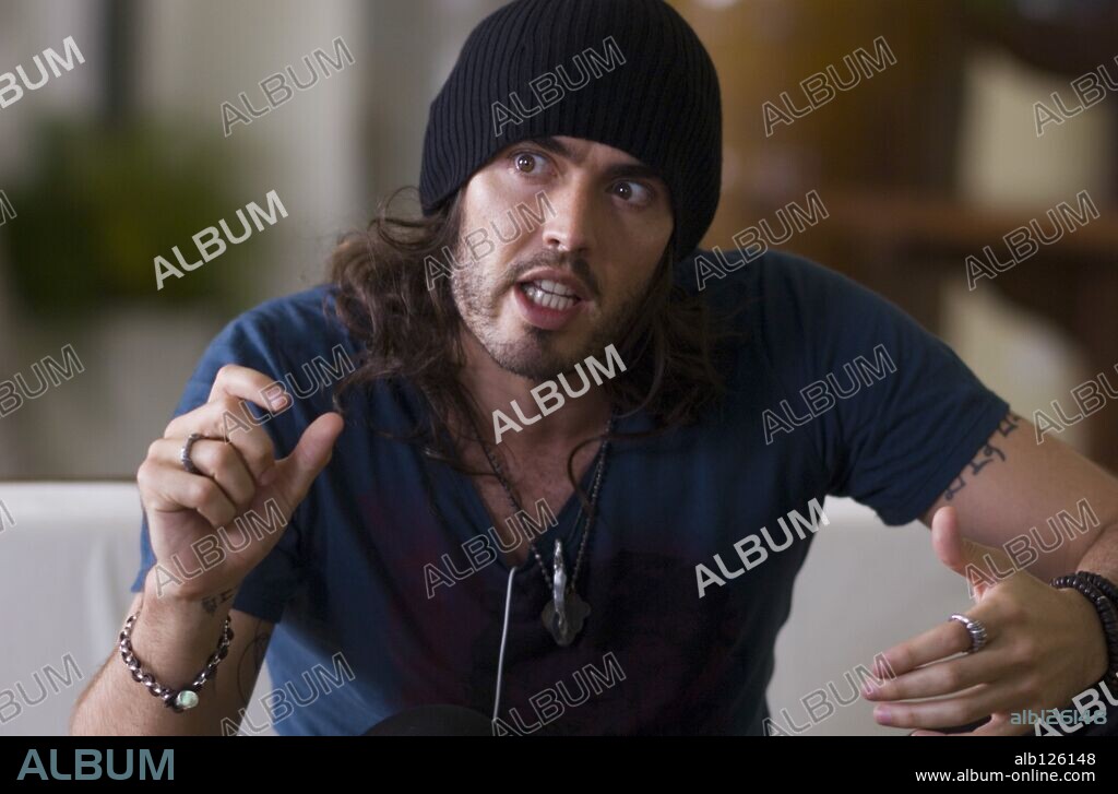 RUSSELL BRAND in FORGETTING SARAH MARSHALL, 2008, directed by NICHOLAS STOLLER. Copyright APATOW PRODUCTIONS / WILSON, GLEN.