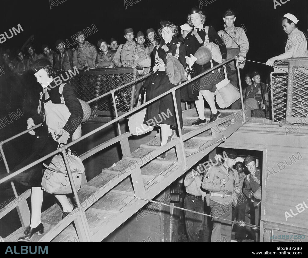 U.S. Army nurses on the gangplank of a troop ship, circa 1942.