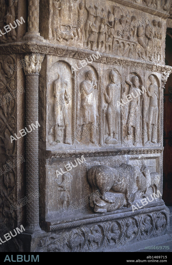 ARTE ROMANICO. ESPAÑA. SANTA MARIA DE RIPOLL. Monasterio cuya iglesia fue consagrada por el abad Oliva en el 1032. Detalle de las esculturas de la portada que data de la segunda mitad del siglo XII y que es considerada como una de las más importantes obras de la escultura románica. Ripoll. Provincia de Girona. Cataluña.