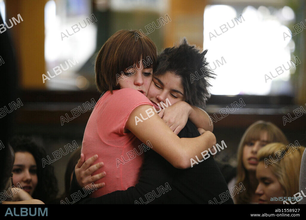 CANDELA ANTON y SARA GOMEZ en BLOG, 2010, dirigida por ELENA TRAPE. Copyright ESCANDALO FILMS S.L.