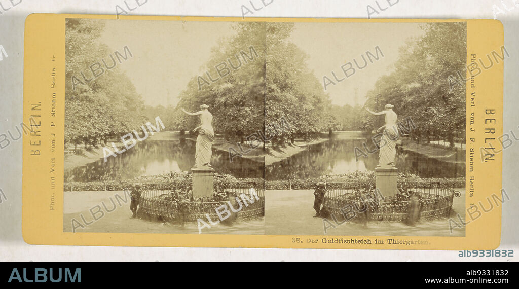 View of the Venus Basin in the Großer Tiergarten, Berlin. In the distance the Siegessäule, Der Goldfischteich im Thiergarten (title on object), Berlin (series title on object), Johann Friedrich Stiehm (mentioned on object), publisher: Johann Friedrich Stiehm (mentioned on object), Großer Tiergarten, publisher: Berlin, 1878 - 1902, cardboard, paper, albumen print, height 85 mm × width 176 mm.