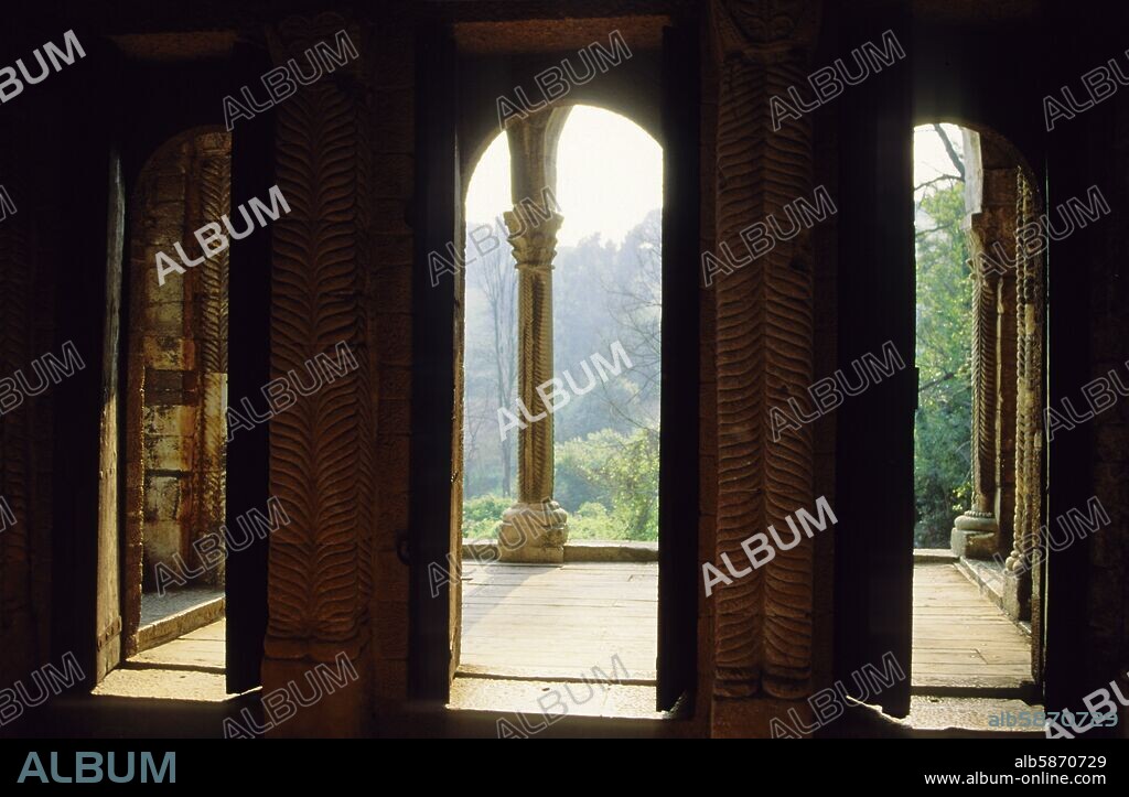 Oviedo, Iglesia de Santa María del Naranco, mirador desde interior (arquitectura prerománica, siglo IX.).
