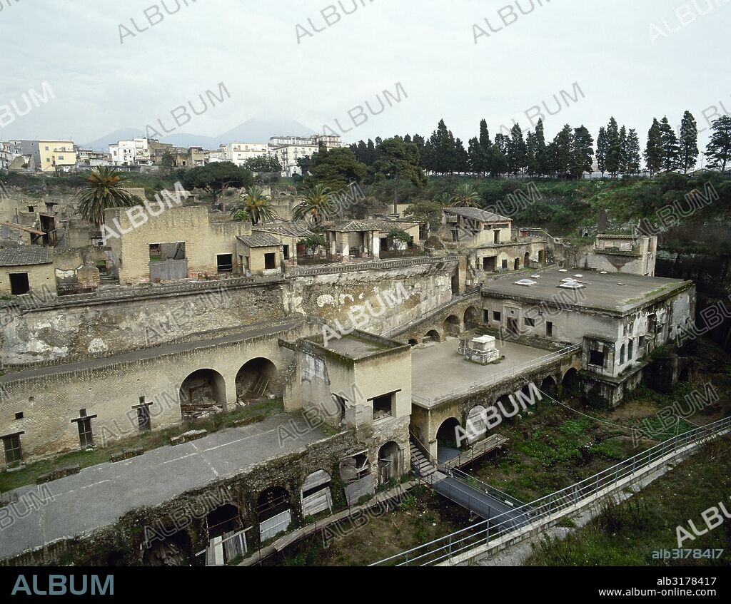 HERCULANO. Ciudad romana que en el año 79 d. C. fue cubierta por la lava del Vesubio. Vista parcial de sus ruinas. A la derecha, en primer término, el ALTAR de mármol de M. NONIUS BALBUS, y en segundo término, el jardín de la "CASA DEI CERVI" (CASA DEL CIERVO). Región de la Campania. Italia.