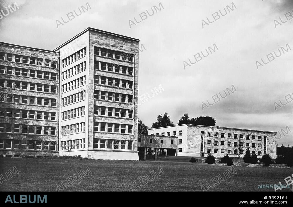Frankfurt am Main, IG Farben Building or Poelzing Building, administrative buildings of the IG Farben conglomerate. (built 1928-1930), architect: Hans Poelzig). Detail view of the exterior. Photo, 1930. From a portfolio: Das neue Verwaltungsgebäude der I.G. Farbenindustrie Aktiengesellschaft in Frankfurt am Main. Berlin, Sammlung Archiv für Kunst und Geschichte.