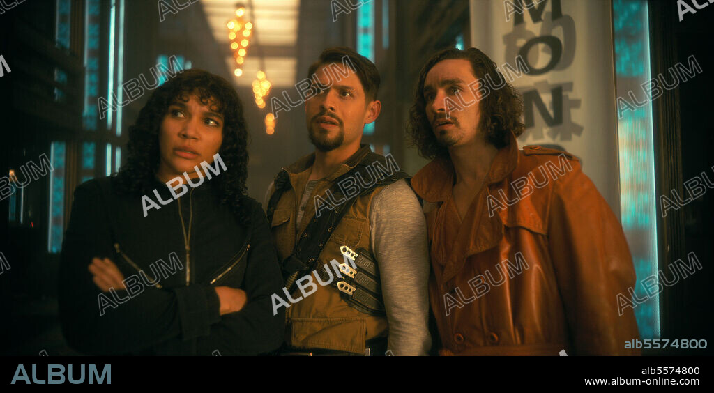 DAVID CASTAÑEDA, EMMY RAVER-LAMPMAN and ROBERT SHEEHAN in THE UMBRELLA ACADEMY, 2019, directed by JEREMY SLATER. Copyright NETFLIX.