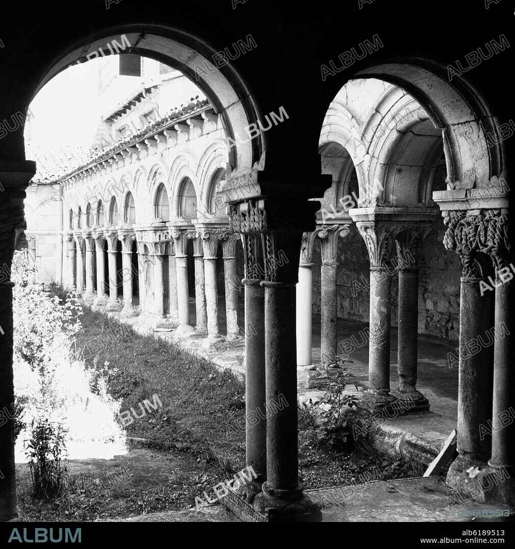 CLAUSTRO ROMANICO DE SANTA MARIA DE RIPOLL CONSTRUIDO ENTRE EL SIGLO XII Y XIV - FOTOGRAFIA EN BLANCO Y NEGRO - AÑOS 60.