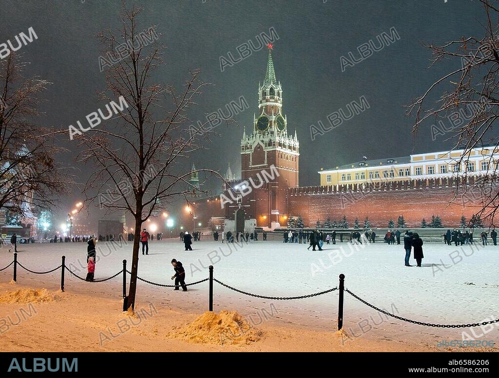 Moskau, Kreml, Kremlmauer, Kremlturme, Erloserturm, Roter Platz, Nachtaufnahme.