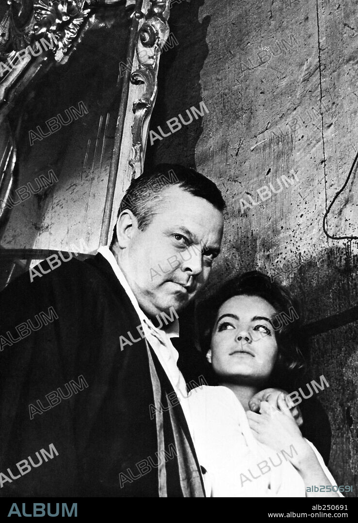 ORSON WELLES and ROMY SCHNEIDER in THE TRIAL, 1962 (LE PROCES), directed by ORSON WELLES. Copyright PARIS EUROPA/FICIT/HISA.