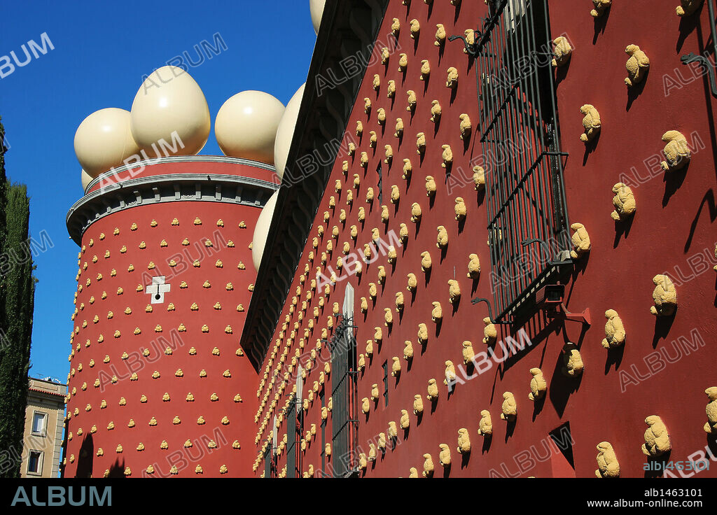 SALVADOR DALÍ. MUSEO DALI. Instalado en el antiguo teatro municipal, edificado en el siglo XIX. Decoración de los muros exteriores del museo, con la torre Galata al fondo. FIGUERES. Comarca de l'Alt Empordà. Provincia de Girona. Cataluña.