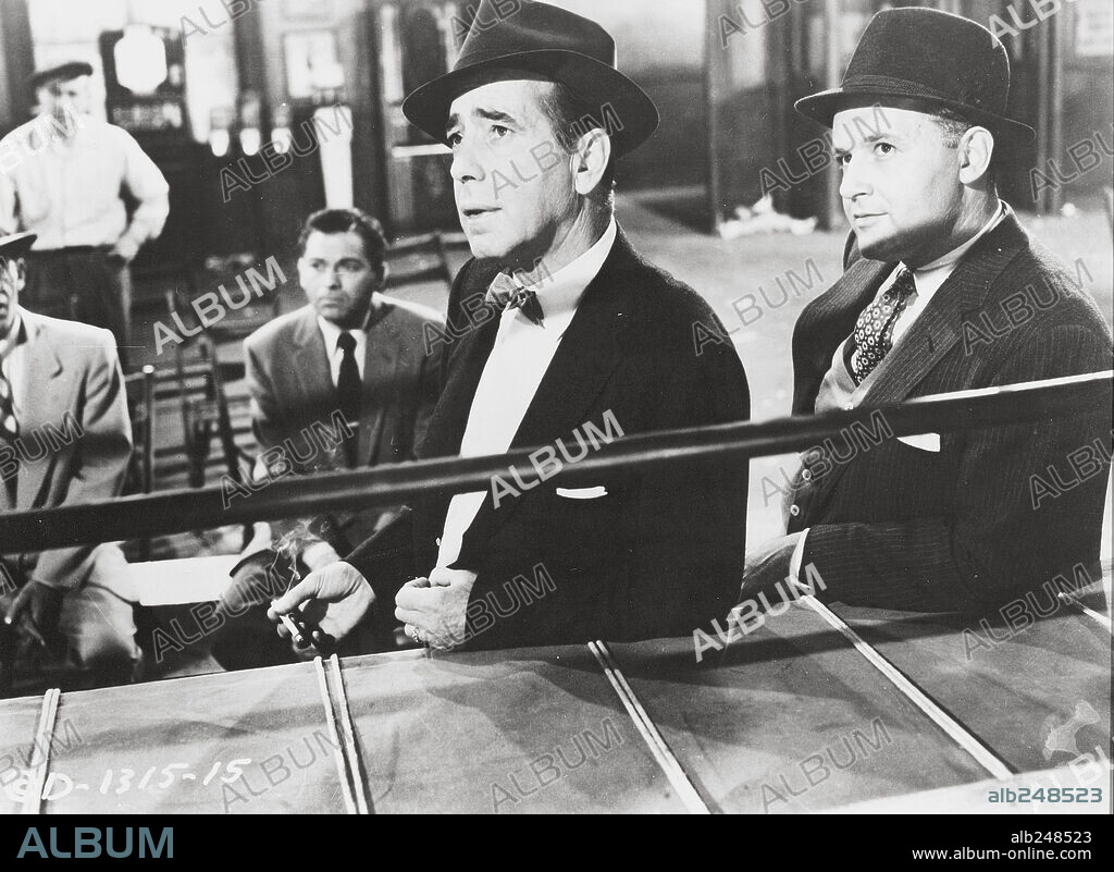 HUMPHREY BOGART en MÁS DURA SERÁ LA CAÍDA, 1956 (THE HARDER THEY FALL), dirigida por MARK ROBSON. Copyright COLUMBIA PICTURES.