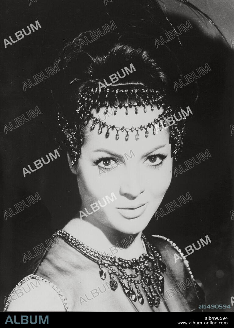SARA MONTIEL en LA REINA DEL CHANTECLER, 1962, dirigida por RAFAEL GIL. Copyright SUEVIA FILMS.