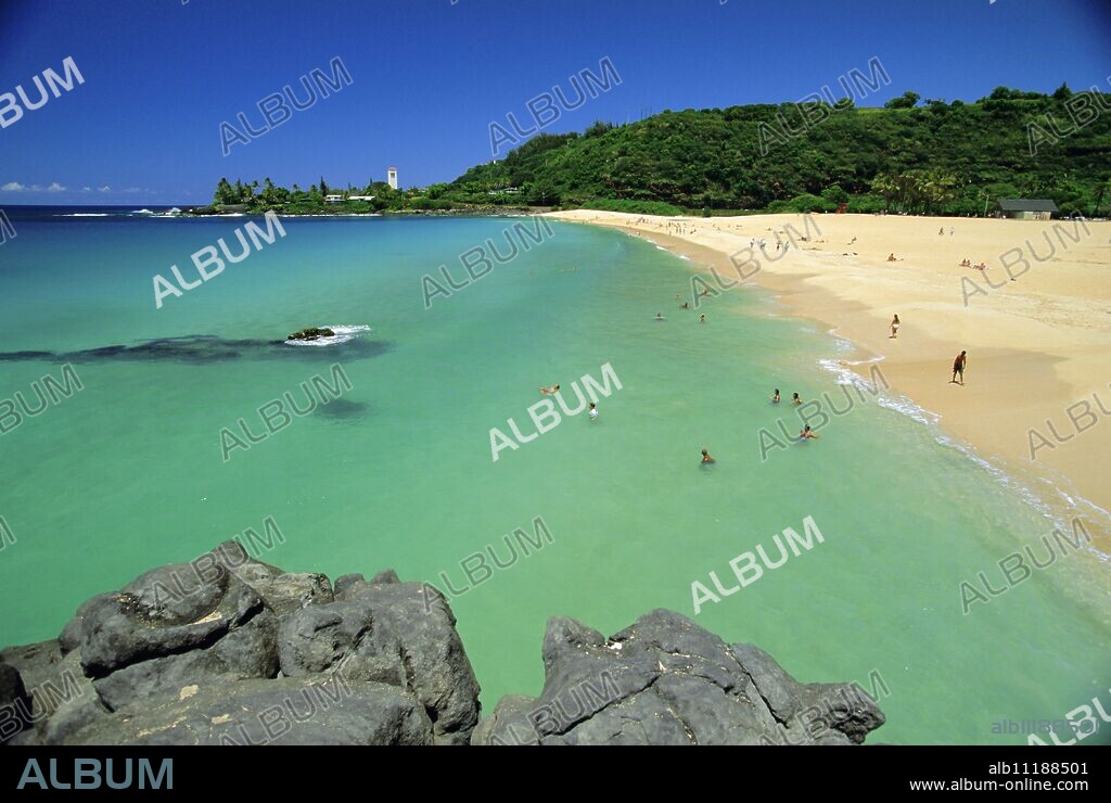 Waimea Bay Beach Park, a popular surfing spot on Oahu's North Shore, Oahu, Hawaii, USA.