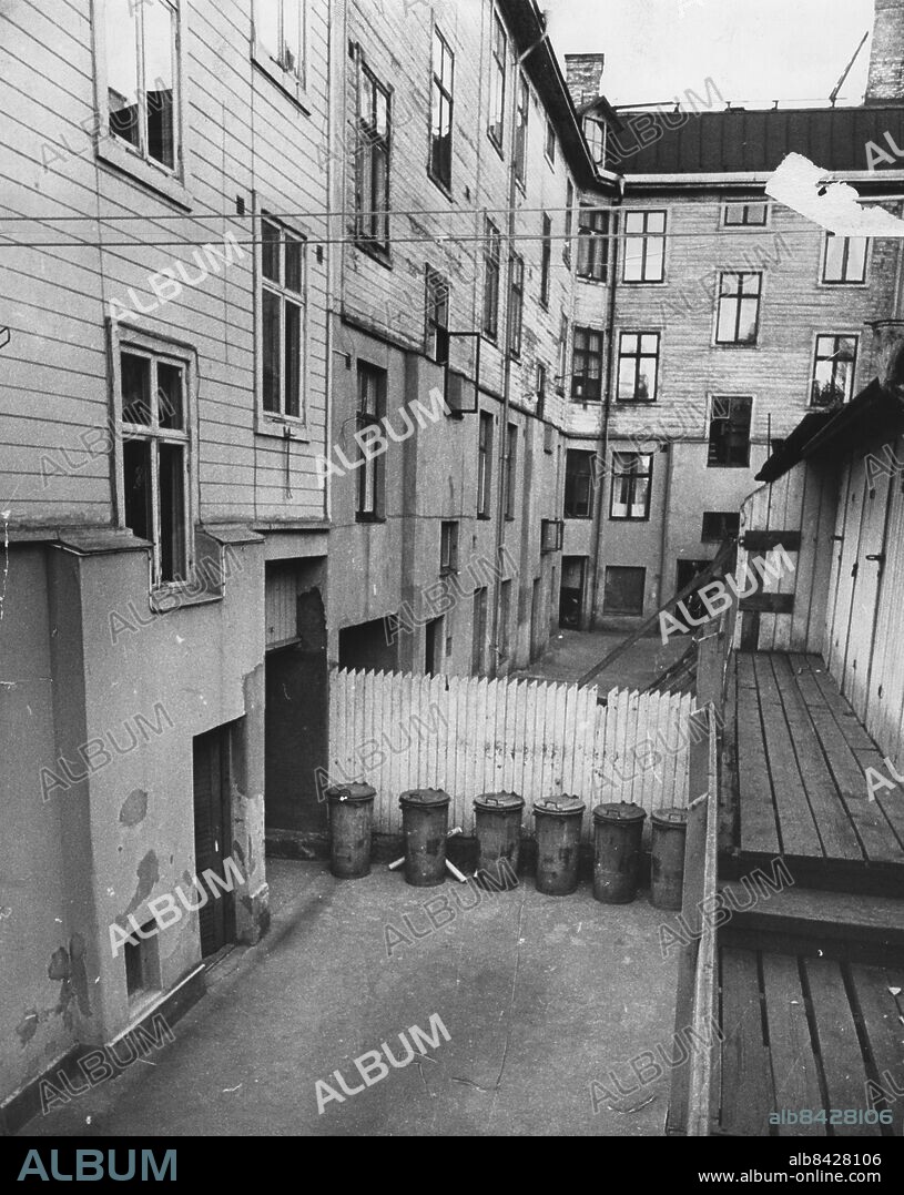 Göteborg 1972-10-19 - Det gamla Lindholmen - bostäder på Lindholmsvägen innan upprustning *** Local Caption *** GP - scannad från kopia - vitt märke upp till höger på kopian!img282.jpg. LEIF ÅKERSTRÖM.