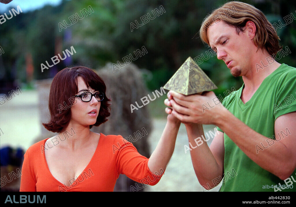 LINDA CARDELLINI and MATTHEW LILLARD in SCOOBY-DOO, 2002, directed by RAJA GOSNELL. Copyright WARNER BROS. PICTURES.