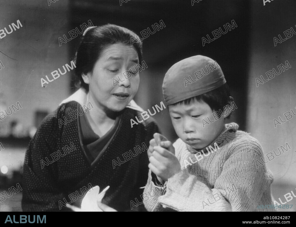 CHOKO IIDA in RECORD OF A TENEMENT GENTLEMAN, 1947 (NAGAYA SHINSHIROKU), directed by YASUJIRO OZU. Copyright Shôchiku.