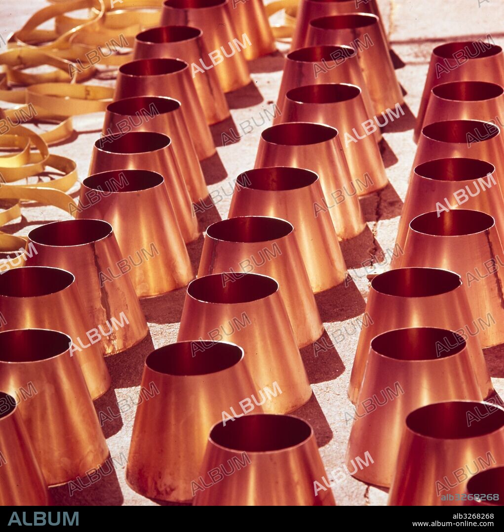 Artesanía del cobre en Guadalupe. Provincia de Cáceres.Años 70.